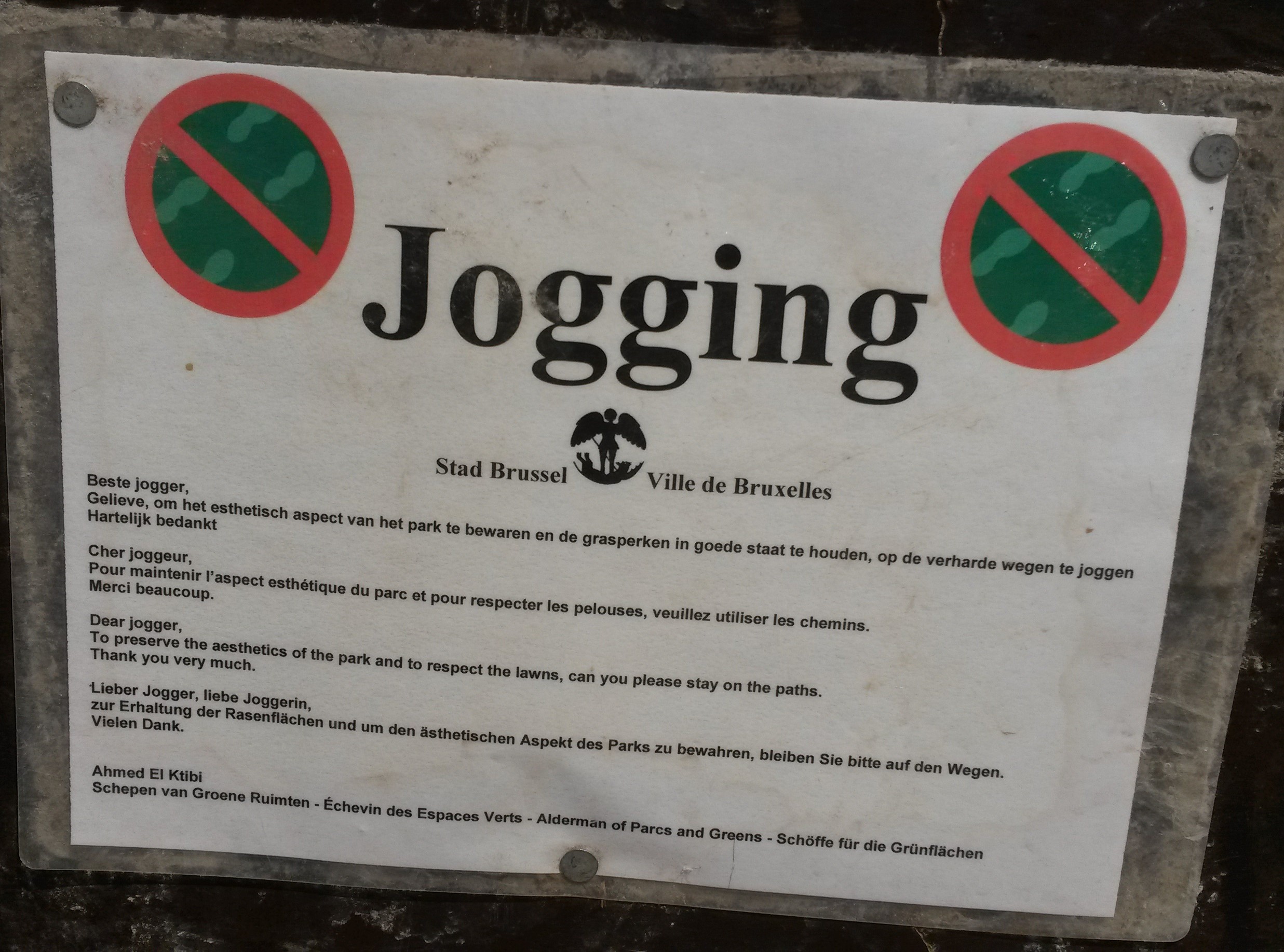 Sign about jogging in Parc du Bruxelles